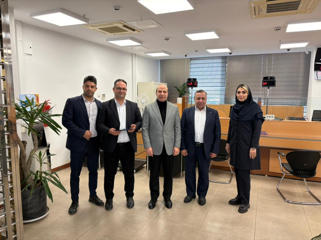 «به پاس همکاری مؤثر، تعهد حرفه‌ای و نقش ارزشمند آقای صمدپور در پیشبرد اهداف مجموعه، طی حضور شاکری  مدیرعامل شرکت سینایاران  در محل کار ایشان  از زحمات نامبرده قدردانی شد. امید است این رویکرد، الگویی برای ارتقای انگیزه و تعالی سازمانی در میان سایر همکاران باشد 17-10-1404